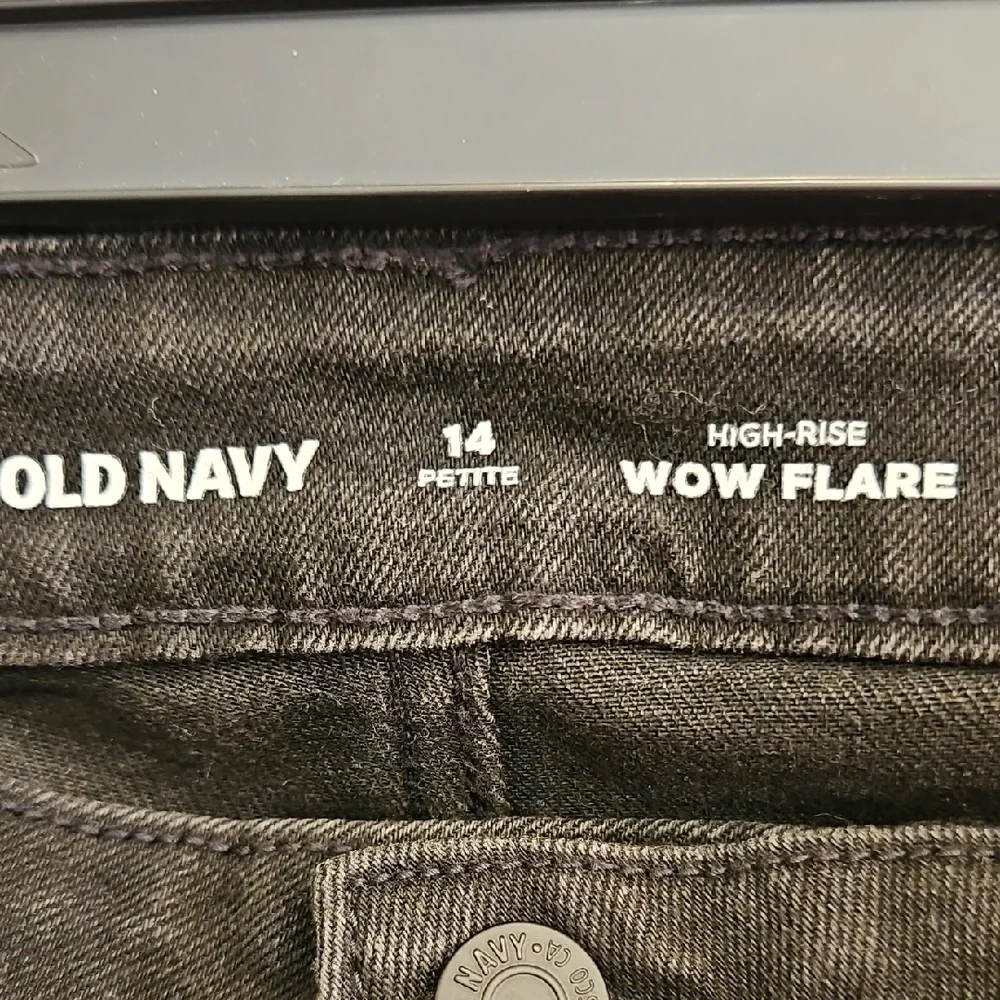 Old Navy Black High-Rise Wow Flare Jeans - Picture 4 of 7